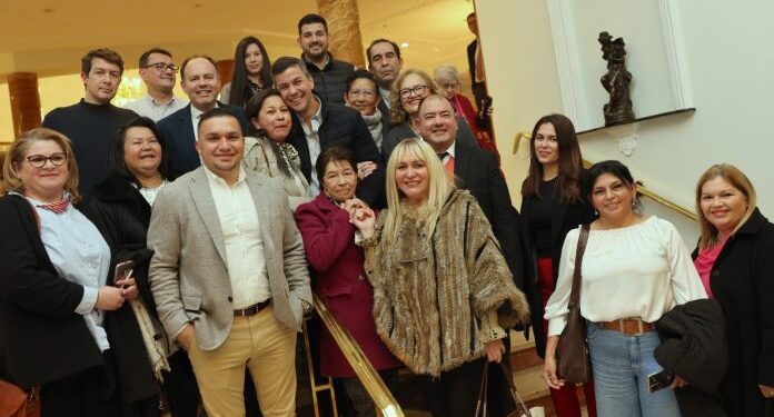 Paraguayos en Madrid quieren volver si existen condiciones, Peña se compromete a trabajar para ello
