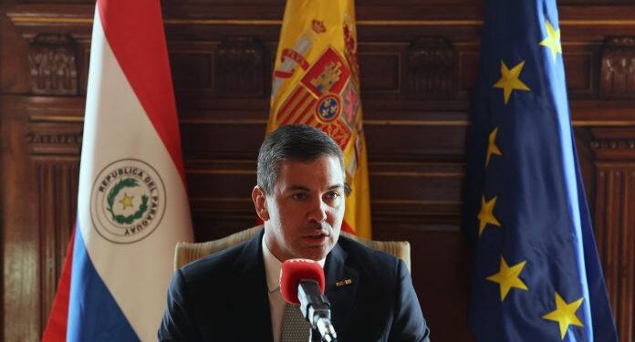 Presidente Santiago Peña llegó al país tras su gira por España