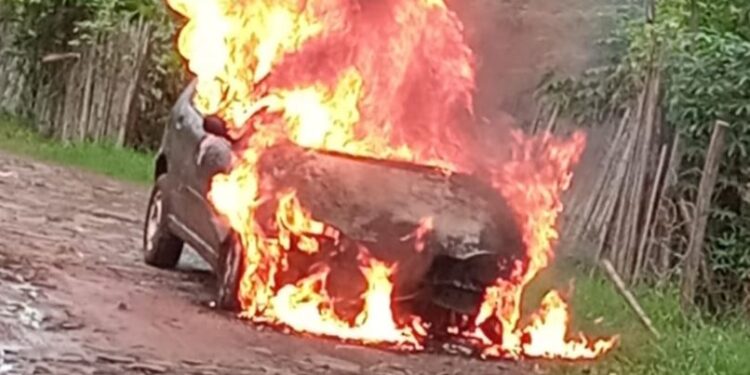 INCENDIO DE VEHÍCULO PRESUMIBLEMENTE POR PROBLEMAS ELÉCTRICOS