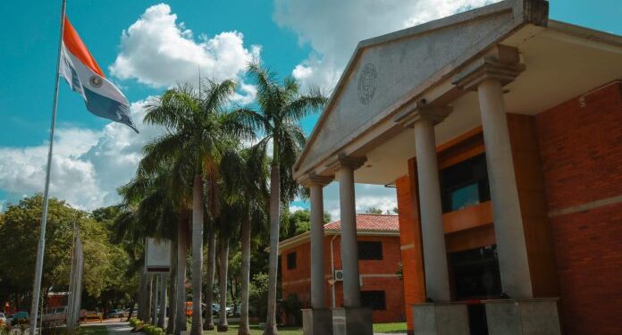 Estudiantes levantan toma del rectorado de la Universidad Nacional de Asunción