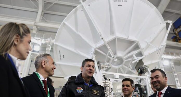 Presidente visitó instalaciones de empresa estatal de alta tecnología en Argentina