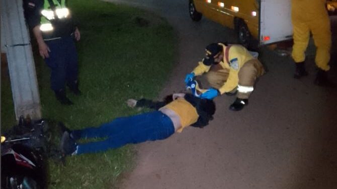 Motociclista falleció luego de chocar contra un poste