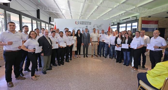 Gobierno entrega becas para maestría en saneamiento urbano a funcionarios del MOPC y Essap