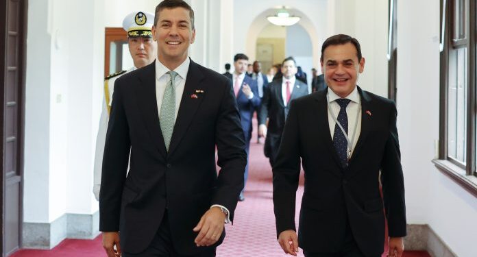 Ejecutivo remitió pedido de acuerdo para cuatro nuevos embajadores