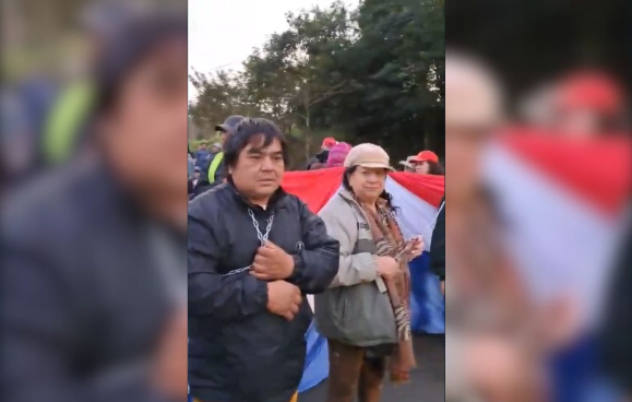 Extrabajadores de Itaipú se encadenan y exigen pagos compensación