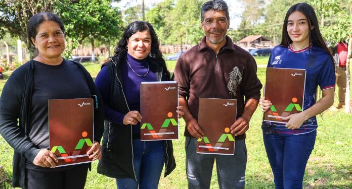 Gobierno entrega 172 títulos de propiedad a familias de Caazapá a 11 meses de gestión