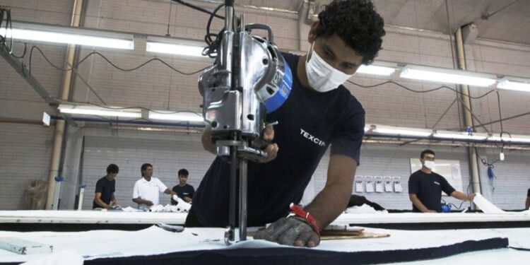 Confecciones textiles y autopartes, sectores de la maquila que más empleos generan en Paraguay
