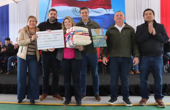 En Ñeembucú presidente entregó aportes sociales y anunció más inversiones