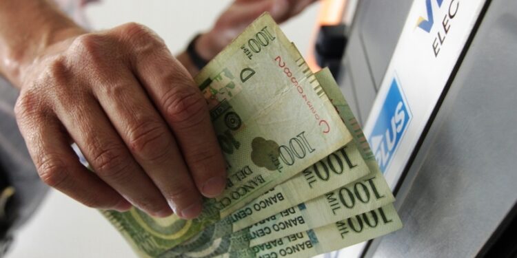 Jubilados y pensionados de la Caja Fiscal cobran sus haberes de octubre