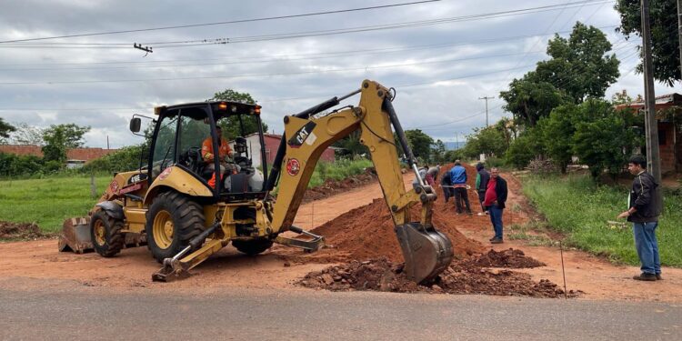 Inicia empedrado con donación japonesa en La Colmena