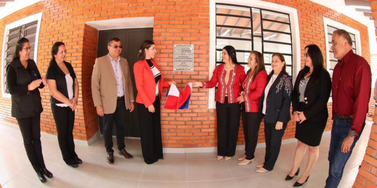 Gobernadora de Paraguarí inauguró obras en Ybytymí