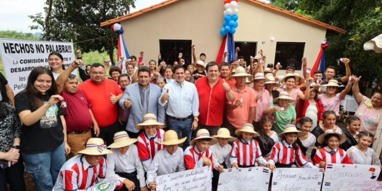 Gobierno entregó viviendas a 210 familias en el departamento de Guairá