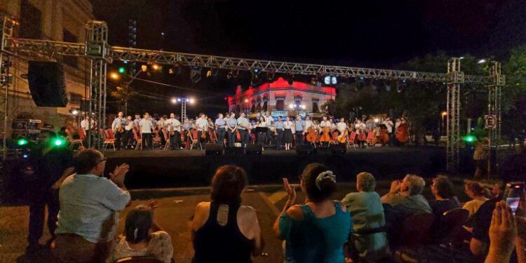 Gran Orquesta del Gobierno celebró 36 años de democracia en Paraguay