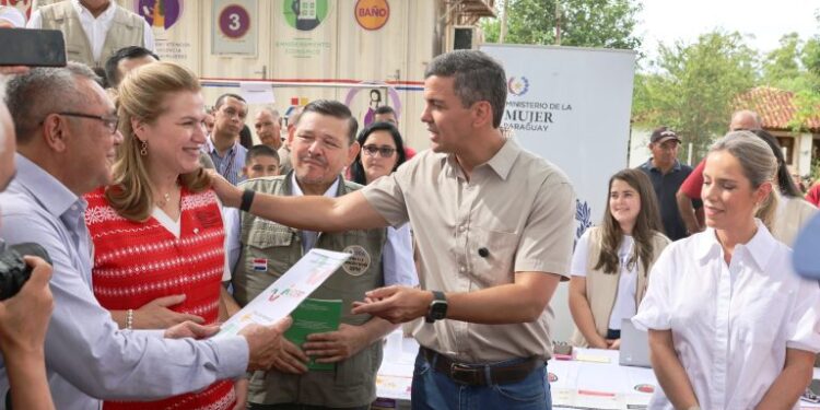 Eugenio A. Garay se beneficia con servicios de «Ciudad Mujer Móvil» y títulos del propiedad del Indert