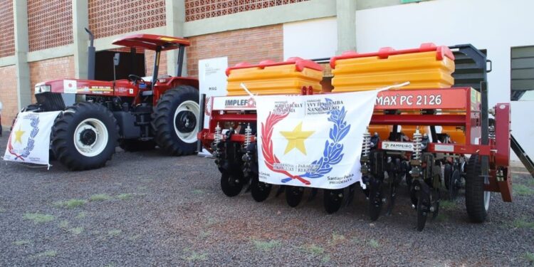 Entrega de equipos agrícolas fortalecerá capacidad de producción y desarrollo de 500 familias de Paraguarí