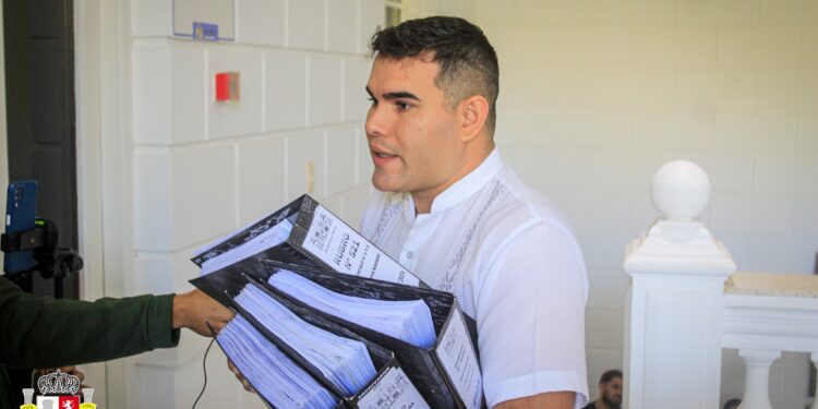 Intendente entregó a la Junta Municipal documentos, que afirma ya se los había presentado antes
