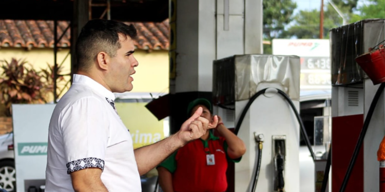 Intendente dona su sueldo para carga de combustible a máquinas de la municipalidad
