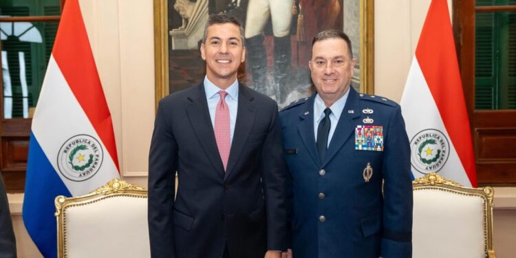 Paraguay robustece alianza con EE.UU. y condecora al comandante de la Guardia Nacional de Massachusetts