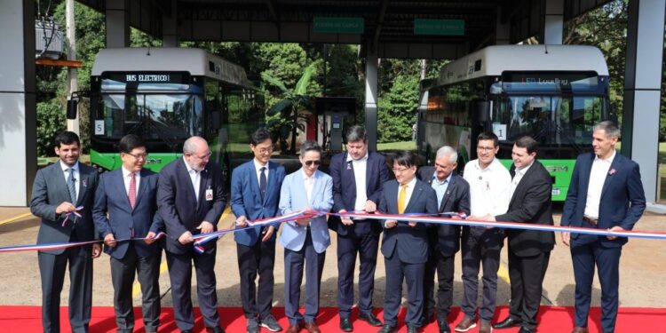 Buses eléctricos donados por Corea del Sur inician operaciones en Hernandarias