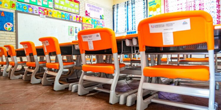 Gobierno entrega más de 132.000 muebles escolares mucho antes de lo previsto