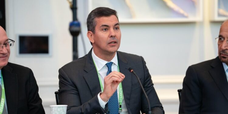 Peña expone todo el potencial de Paraguay en uno de los foros económicos más importantes del mundo
