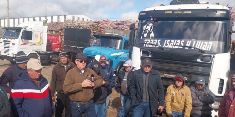 350 CAMIONES AGUARDAN PARA ENTREGAR CAÑA DULCE EN PETROPAR