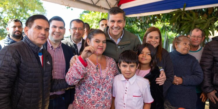 Gobierno entregó viviendas dignas a 87 familias de Capiatá y Villeta