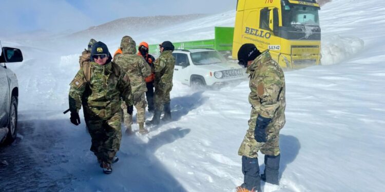 Rescatan a camioneros paraguayos varados por tormenta de nieve en Atacama
