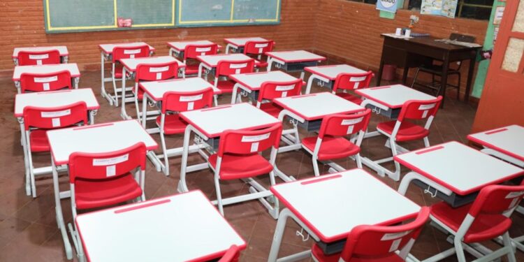 Al cierre de junio Itaipu ya entregó casi 240.000 muebles escolares, equivale al 73 % del total previsto