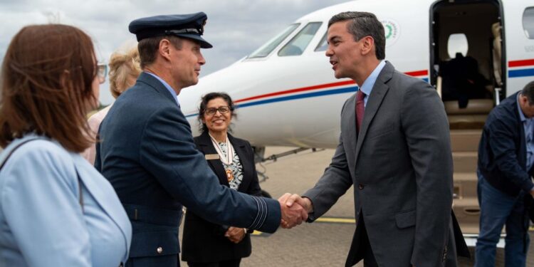 Santiago Peña llegó a Londres y se reunirá con el rey Carlos III