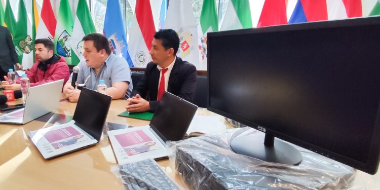 Gobernación adquiere computadoras para la institución