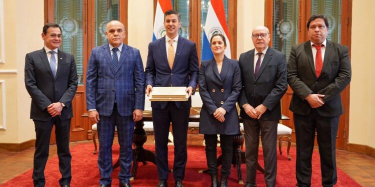 Paraguay celebra restitución de documentos históricos que serán exhibidos en el Archivo Nacional