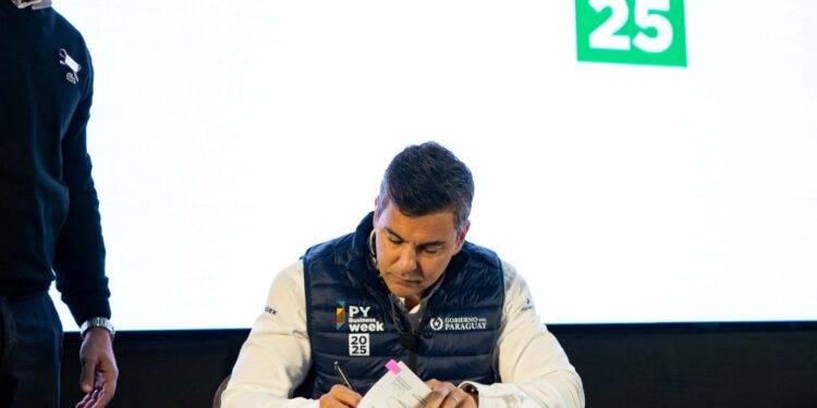 Ejecutivo promulga nuevas leyes de inversión, maquila y producción