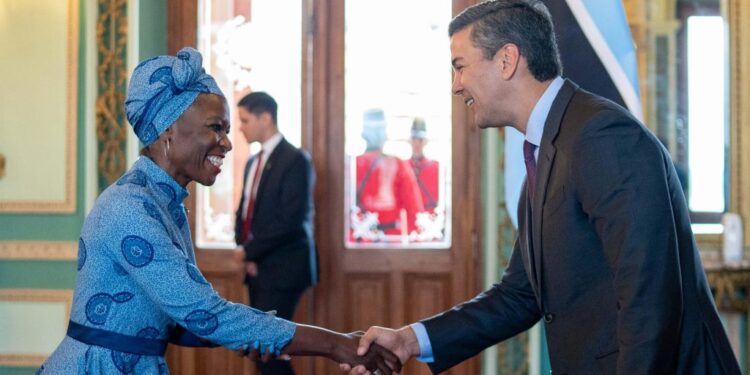 Presidente juramentó a tres nuevos embajadores y recibió acreditaciones de cinco representantes diplomáticos
