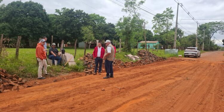 Construyen empedrado en la ruta que une Félix Pérez Cardozo con Villarrica