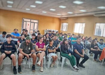 Gobernación de Guairá entregó indumentarias a atletas