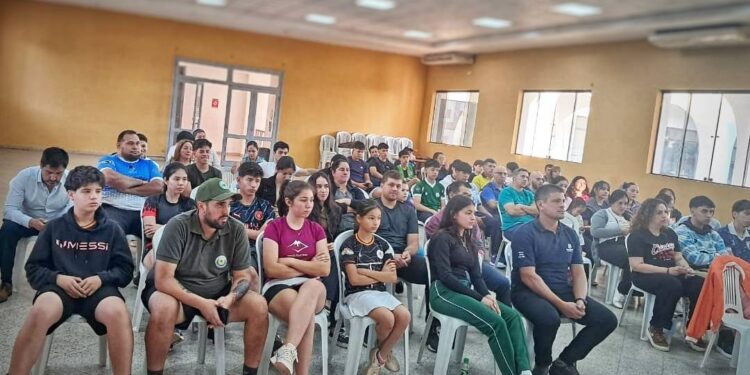 Gobernación de Guairá entregó indumentarias a atletas