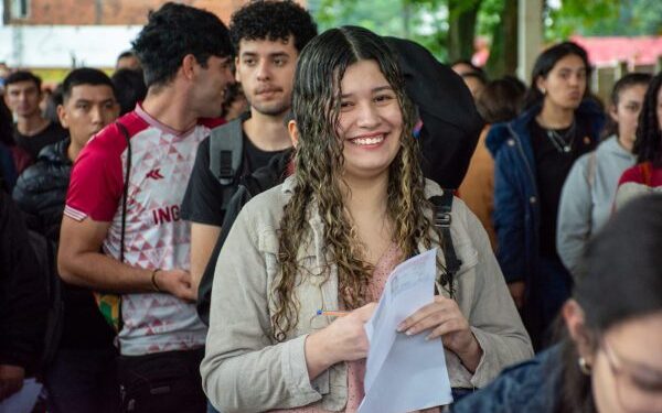 Más de 590 estudiantes de Misiones reciben de la EBY segundo desembolso por becas universitarias