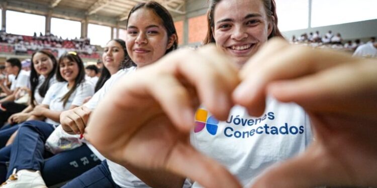 Programa «Jóvenes Conectados» cierra su primer año con más de 21.000 estudiantes capacitados en cursos de nivel mundial