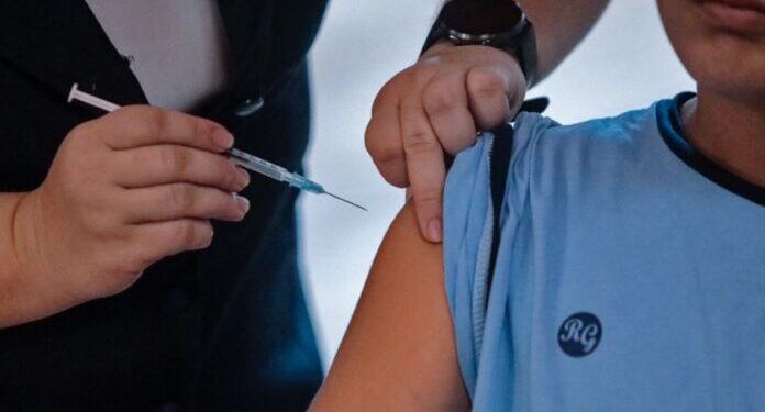 Salud prevé ampliar franja de edad para aplicación de vacuna contra el dengue