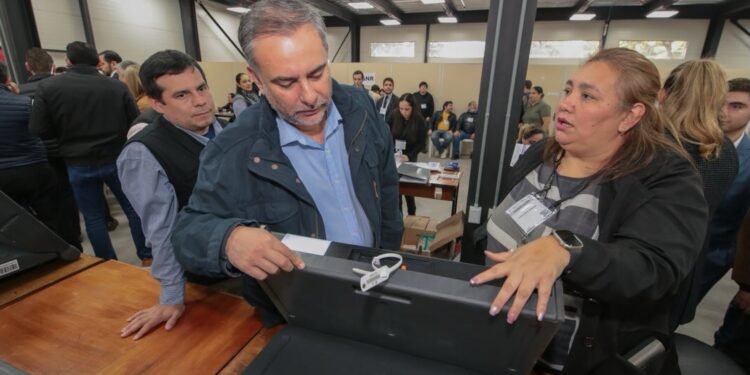 EL FRENTE RADICAL DENUNCIÓ FALLA DE MÁQUINA DE VOTAR EN PLENA AUDITORÍA