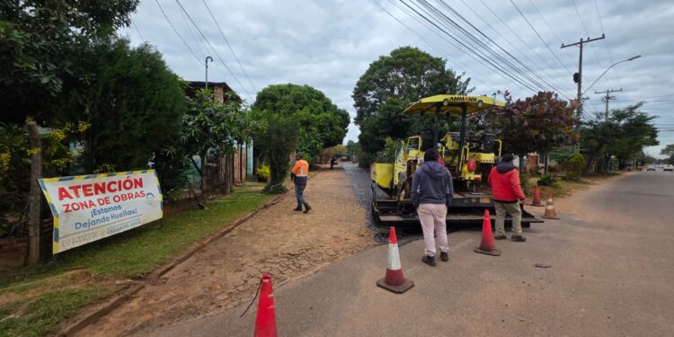 CONSTRUYEN MAS ASFALTO EN SAN MIGUEL